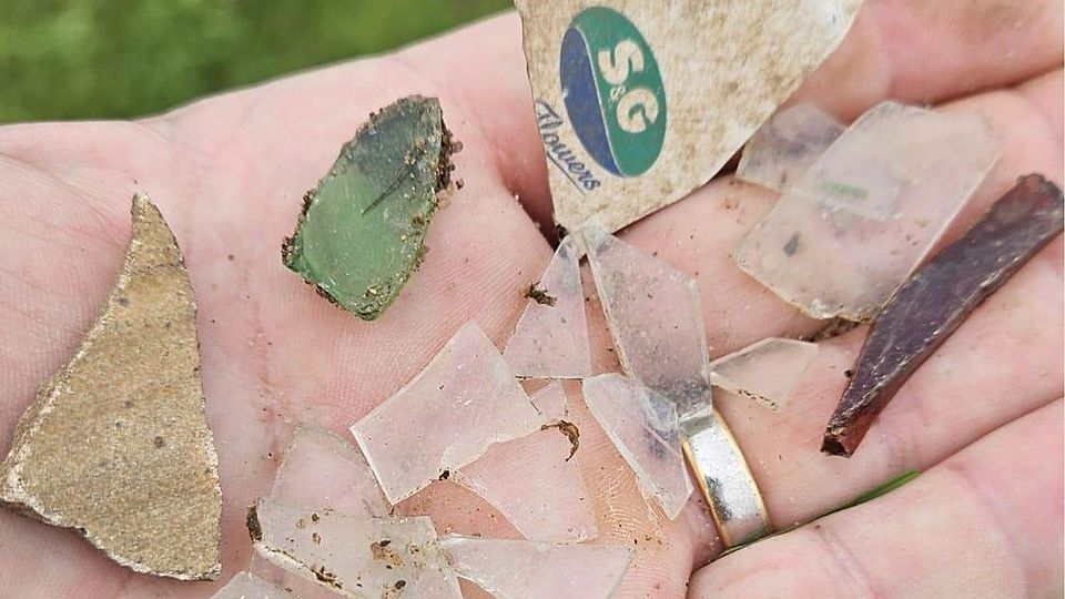 Glas Scherben im Rasen Fußballplatz SV Waldperlach