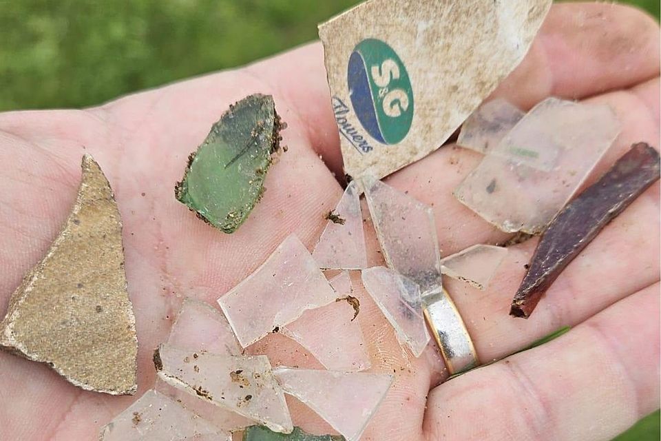 Glas Scherben im Rasen Fußballplatz SV Waldperlach