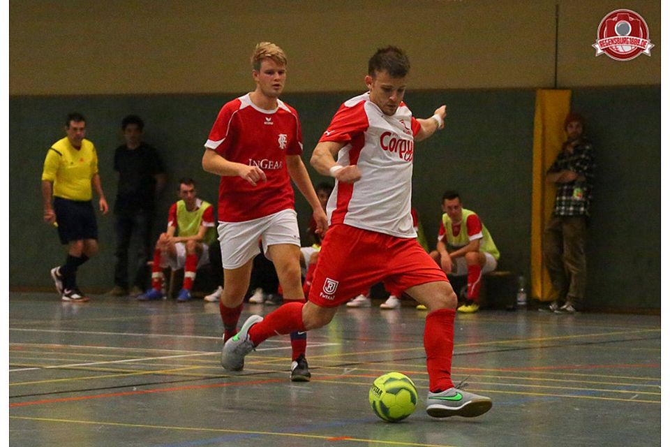 Eine famose Schusstechnik zeigte Lucas Kruel beim Derbysieg des Jahn gegen den Futsal Club mit 4 Treffern. F: Webel