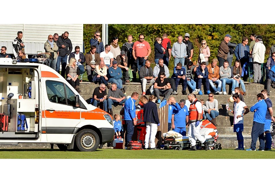 Gerstettens Fußballer Stefan Senlikoglu verletzte sich im Top-Spiel gegen Mergelstetten so schwer, dass er mit einem gerufenen Krankenwagen ins Heidenheimer Klinikum gebracht werden musste.  Foto: Sabrina Balzer (HZ)