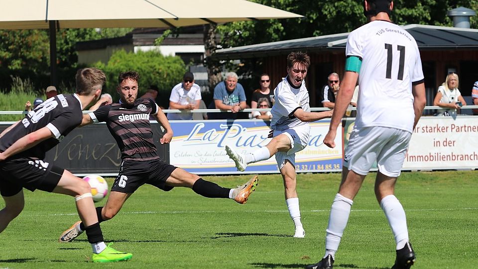 Zurück im Mannschaftstraining: Daniel Krebs (re.) konnte verletzungsbedingt in der Bayernliga noch nicht gegen den Ball treten.