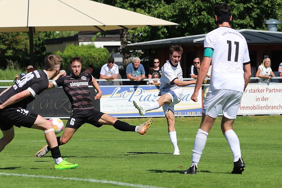 Zurück im Mannschaftstraining: Daniel Krebs (re.) konnte verletzungsbedingt in der Bayernliga noch nicht gegen den Ball treten. Zurück im Mannschaftstraining: Daniel Krebs (re.) konnte verletzungsbedingt in der Bayernliga noch nicht gegen den Ball treten.