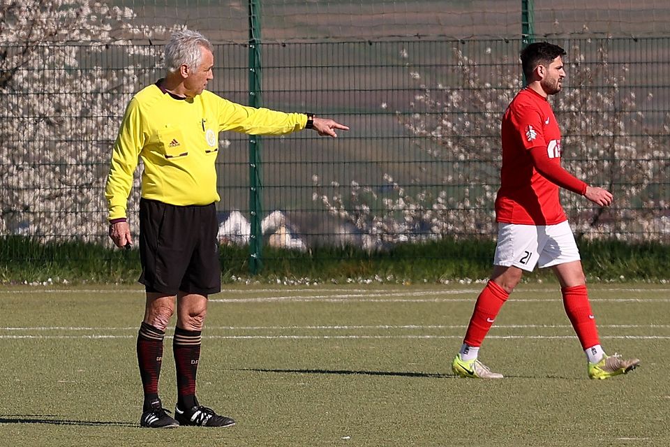 Schiedsrichter Ernie Karsch gibt die Richtung vor - auch für Rüdesheims Spielertrainer Baris Yakut.