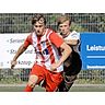Heute (genau wie Gegenspieler Alex Steinmetz) kaum wiederzuerkennen, aber noch immer ein Anführer: Arthur Tomas (l.), hier im Trikot des TSV Steinbach Haiger in einer Partie gegen den SC Waldgirmes aus dem Jahr 2012, verstärkt in der kommenden Saison Kreisoberliga-Aufsteiger SG Obere Dill. (Archivbild) © Nick Fingerhut