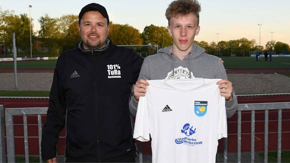 TuRa-Manager Philipp Penkwitt mit Neuzugang Joris Plöns (rechts).  Foto: Christian Küch