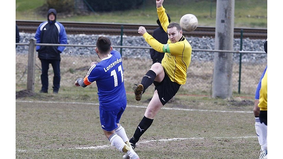 Trebgast (gelbes Trikot) bleibt wildentschlossen, noch einmal in den Aufstiegskampf der A-Klasse 7 einzugreifen. F: Kolb