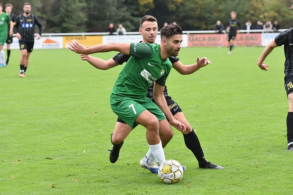 Martin Aciz (vorne) sammelt mit dem FSC Rheda im Spiel beim FC Nordkirchen immerhin einen Zähler.