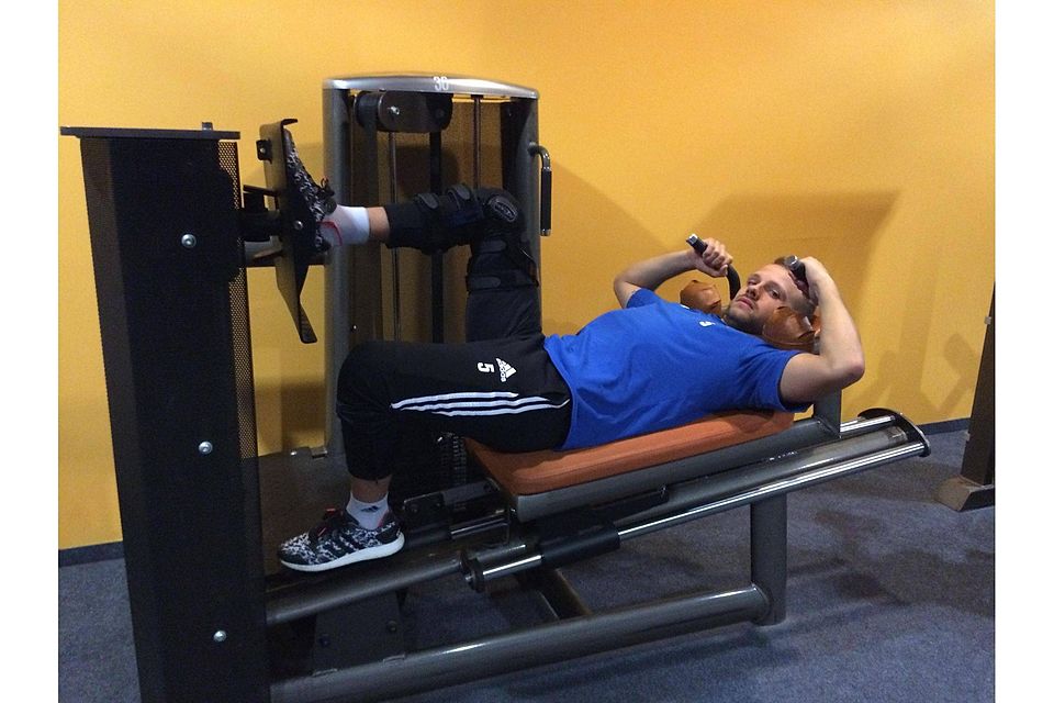 Max Bauernschmitt bei der Reha im Fitnessstudio. Foto: privat