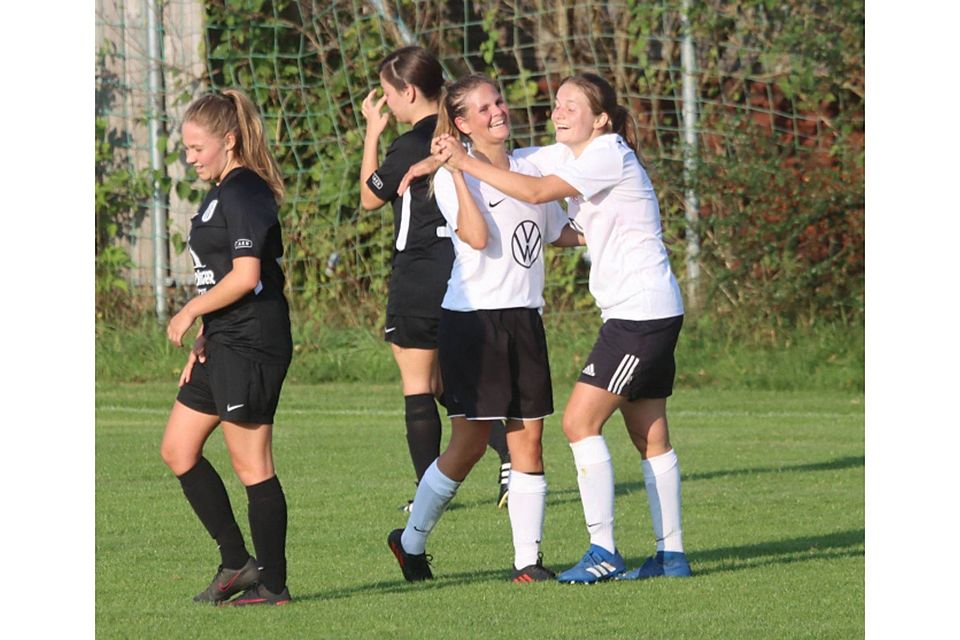 Rotter Torjubel: Sabrina Rapp (weißes Trikot, l.) freut sich mit Alexandra Hofmann über deren 2:0.