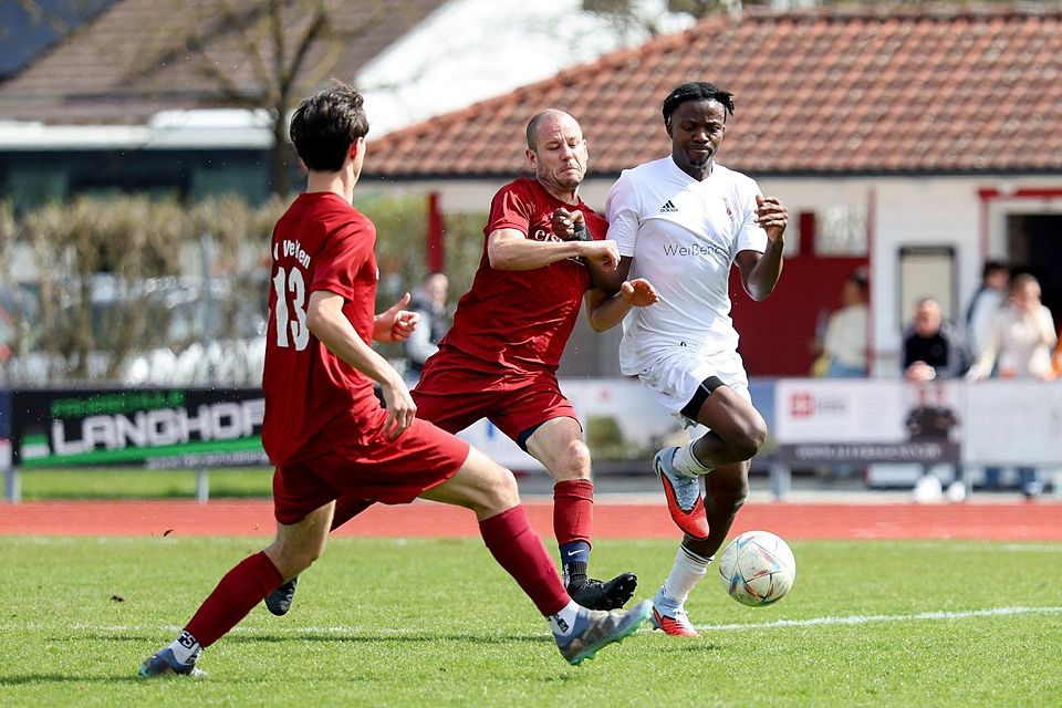 Der SV Mering II (rechts Stanley Sunday) spielte gegen den TSV Welden lange in Unterzahl.