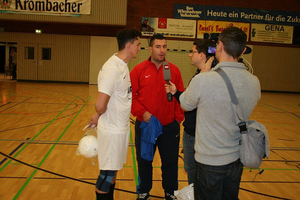 Olaf Streubig im Interview mit Omer Muminovic (weißes Trikot) und Armin Sabanovic (bester Torjäger). Foto: Durillo.