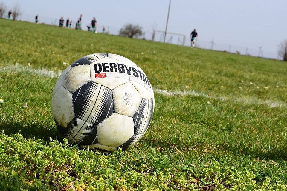 Der Ball rollt wieder: Von nun an dürfen in Hessen wieder Fußballspiele auf Amateurebene ausgetragen werden. 