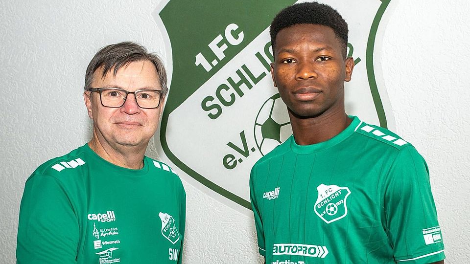 Vorsitzender Stefan Weiß (links) heißt Neuzugang Toni Agbeve beim 1.FC Schlicht willkommen.