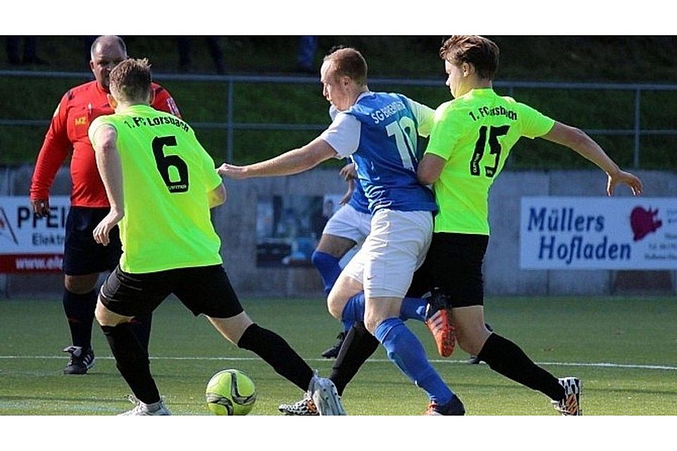 Im Hinspiel rettete Patrick Veith (Mitte) der SG Bremthal mit seinem Treffer in der Nachspielzeit einen Zähler gegen den 1.FC Lorsbach (grün). F: Strack