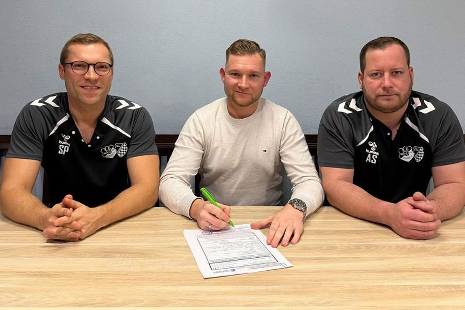 Andre Vogel (Mitte) trainiert kommende Saison die SG Dornach / Roßbach II 