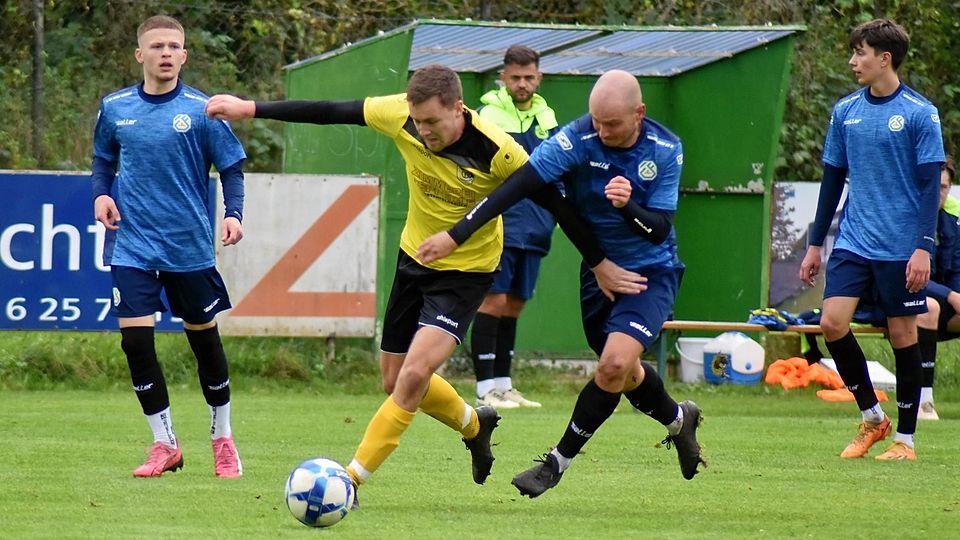 Der FC Emmering (in Gelb) und der SC Fürstenfeldbruck (blaue Trikots).