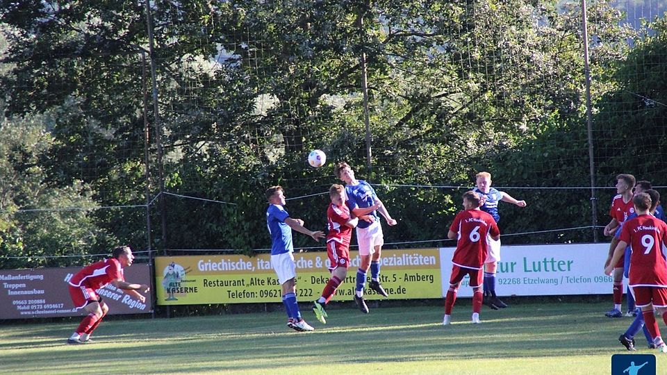 Für den 1. FC Neukirchen (in Rot) darf in der Partie beim Aufsteiger TuS Rosenberg II (in Blau-Weiss) nur ein Dreier zählen, um den Kontakt zu den Spitzenmannschaften zu halten.