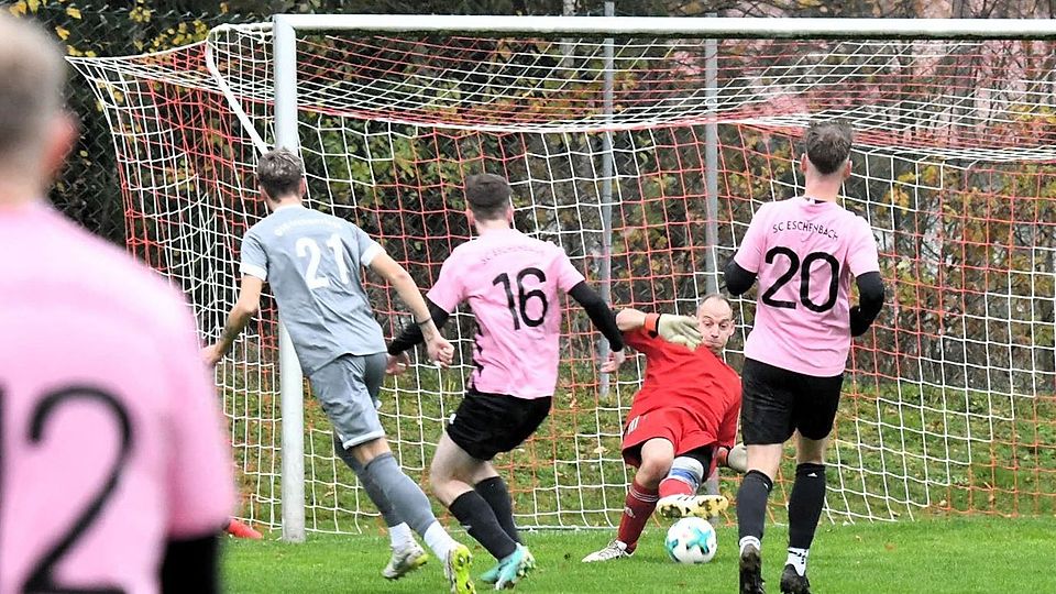 Gleich ist er wieder drin: Die DJK Irchenrieth traf in ihrem Kreisliga-Heimspiel acht Mal. Allein fünf Buden gingen auf das Konto von Maximilian Kaufmann (Nummer 21).