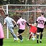 Gleich ist er wieder drin: Die DJK Irchenrieth traf in ihrem Kreisliga-Heimspiel acht Mal. Allein fünf Buden gingen auf das Konto von Maximilian Kaufmann (Nummer 21).