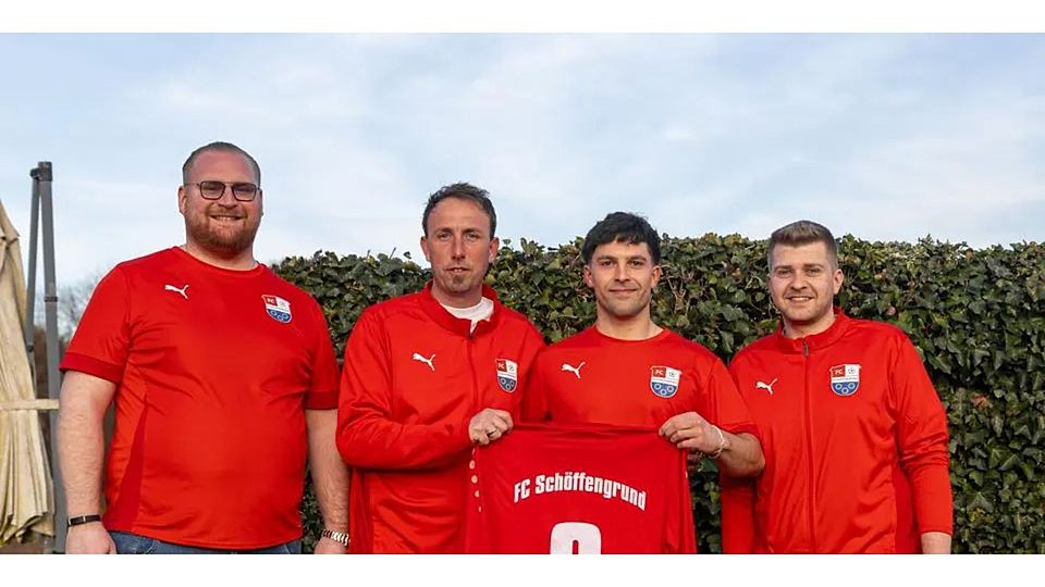 Präsentieren stolz ihren neuen Stürmer und Co-Trainer: Leon Lonkwitz (l.), Trainer Tobias Sinkel (2.v.l.) und Michel Schmidbauer (r.) mit Rick Schmidt, der aktuell noch für den FC Burgsolms in der Verbandsliga auf Torejagd geht. © FC Schöffengrund 