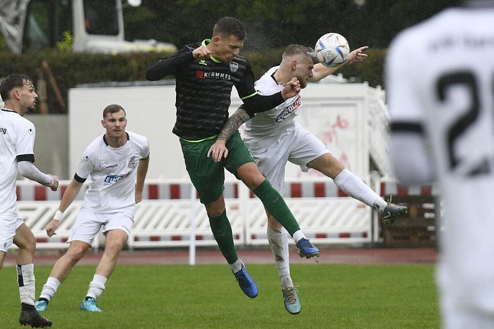 Mit einem Kopfballtor gelang Christian Wiedenhofer (schwarzes Trikot) der 1:1-Ausgleich für den TuS Geretsried, der am Ende beim FC Schwabing klar mit 4:1 gewann.