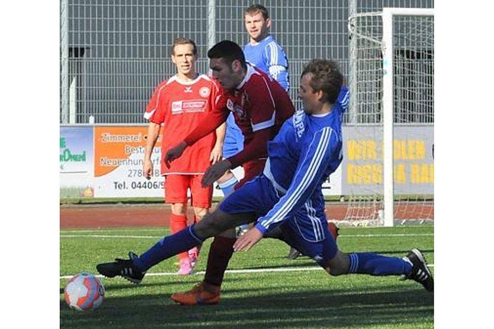 Zweikampfstark mit fairen Mitteln: die Fußballer der Spielvereinigung Berne (in Blau) Felix Grossmann