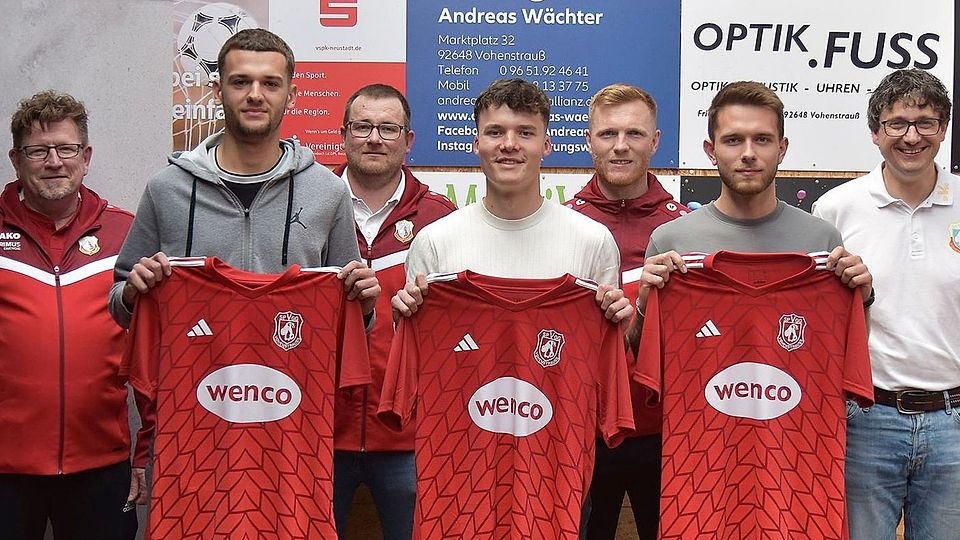 Die Verantwortlichen Stefan Linz, Michael Riedl, Trainer Martin Schuster und Uli Münchmeier (hintere Reihe von links) begrüßen die drei Neuzugänge Mateo Lovrinovic, Lukas Grünauer und Jonas Helgert (vorne mit Trikot von links).