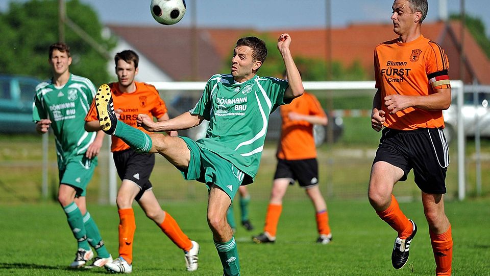 Zum fünften Mal in Folge hat die DJK Berg (grün) das Gemeindepokalturnier von Berg für sich entschieden. Nur beim 3:1 im Halbfinale gegen den Gastgeber TSV Stöckelsberg (orange) machte es der Titelver