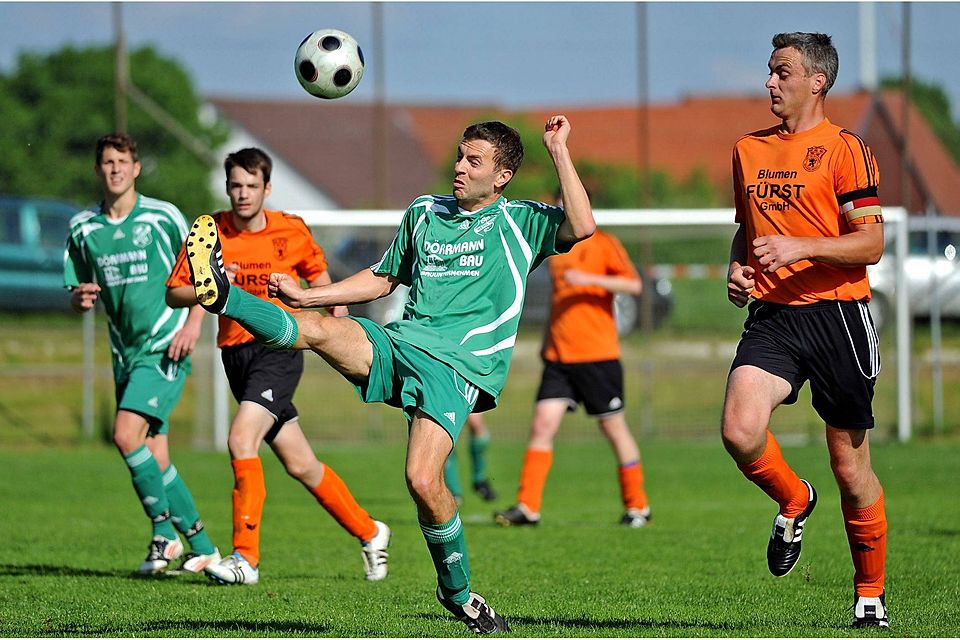 Zum fünften Mal in Folge hat die DJK Berg (grün) das Gemeindepokalturnier von Berg für sich entschieden. Nur beim 3:1 im Halbfinale gegen den Gastgeber TSV Stöckelsberg (orange) machte es der Titelver