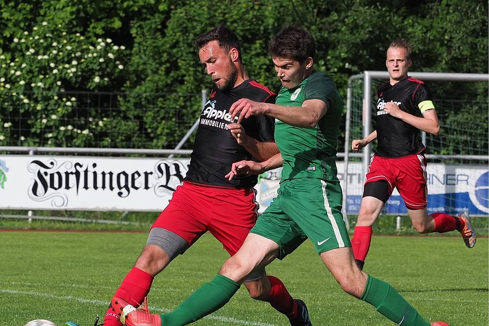 Warmgespielt für die Relegationsduelle haben sich Moritz Benkert (l.), Markus Bayer (hi., r.) und der TSV Zorneding in Ebersberg (Christopher Beekmann).