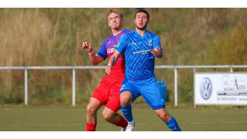Von Breidenbachs Viktor Vielwock (r., hier gegen Steinbachs Jan Wontka) werden die Heuchelheimer Spieler wohl noch einige Zeit Albträume haben. © Lars Hinter