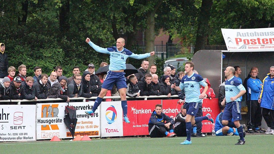 Obenauf: Daniele Kowalski schoss Sterkrade-Nord mit drei Treffern beim 4:3 gegen Osterfeld in die Landesliga. Foto: Mark Bohla