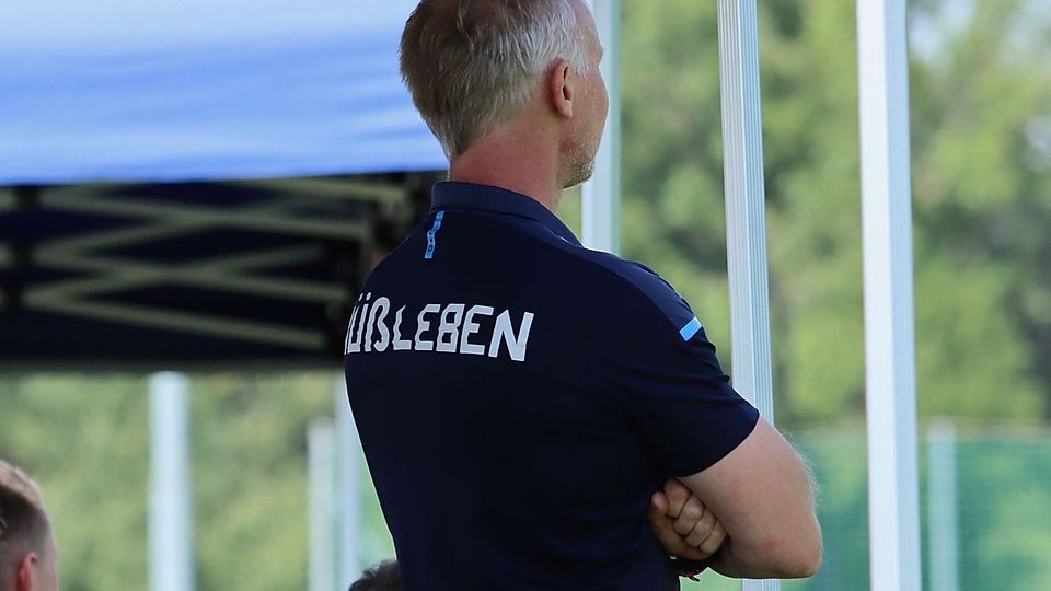 Mario Wisocki kehrt Büßleben den Rücken zu. 