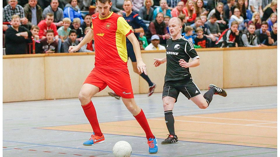 Für Timo Kepplin (in Rot) und die Lingener geht es in die Halle. Foto: Scholz