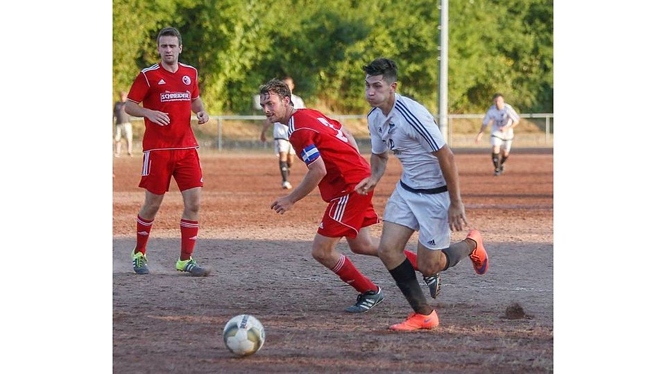 Der SC Stambach um Tim Lehmann (links) - hier im Spiel gegen die SG Hornbach/Rimschweiler um Marc-Oliver Stauter (recht) - muss am Sonntag früh nach Martinshöhe. Foto: Wille