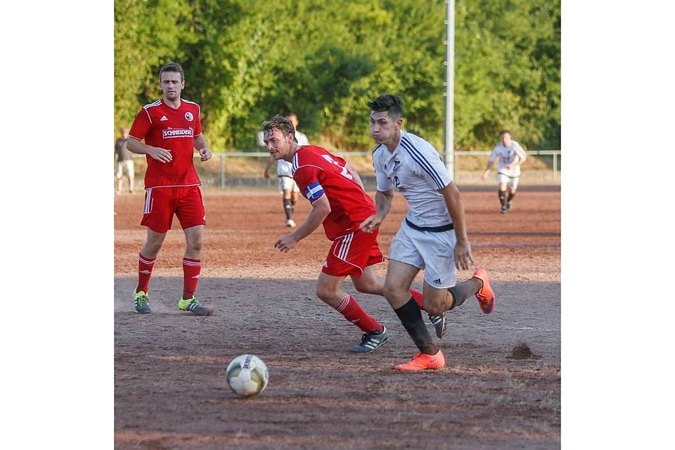 Der SC Stambach um Tim Lehmann (links) - hier im Spiel gegen die SG Hornbach/Rimschweiler um Marc-Oliver Stauter (recht) - muss am Sonntag früh nach Martinshöhe. Foto: Wille