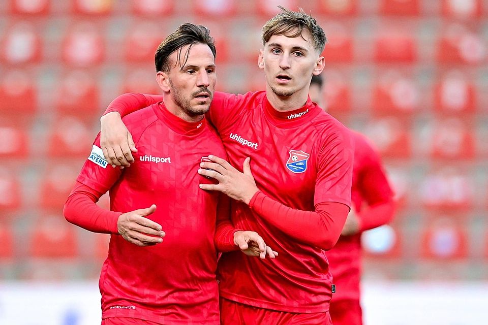 Simon Skarlatidis (li.) verwandelte den Strafstoß souverän zum 2:0.