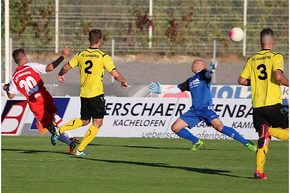 Das "Golden Goal" in Amberg: Christian Heinloth(li., Nr.20) überwindet FCA-Keeper Matthias Götz. F: Rothe