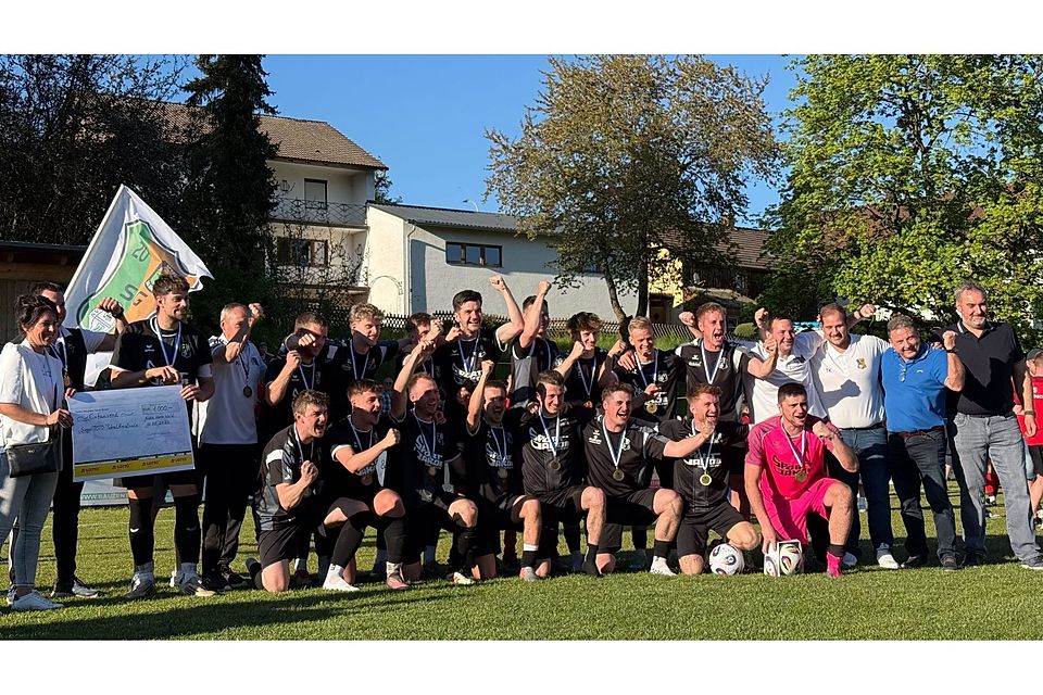 Grenzenloser Jubel: Die SG Breitenberg/Sonnen gewinnt ein turbulentes Finale und sichert sich einen Startplatz für den Bayerischen Toto-Pokal.