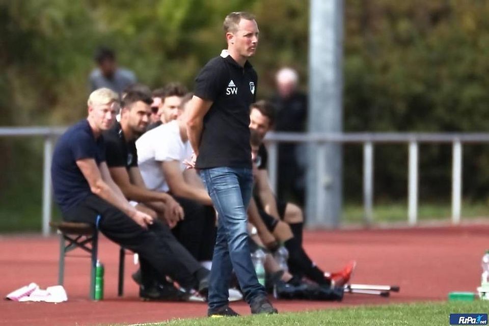 Sascha Winsi (stehend) ist als Trainer des FSV Saulheim zurückgetreten.