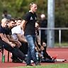 Sascha Winsi (stehend) ist als Trainer des FSV Saulheim zurückgetreten.