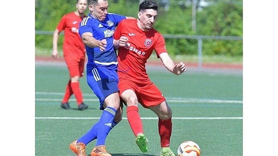 Fabio Silveira (links) im Einsatz: Hier gegen seinen neuen Verein SG Hoechst. Archivfoto: Tom Klein.