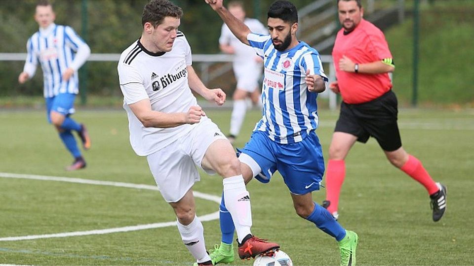 Die Punkte sollen am Hessenhaus bleiben: Bingens Thomas Hofmann (links), hier im Spiel gegen Mommenheim, möchte mit der Hassia gegen Türkgücü den Heimvorteil nutzen.	Foto: Edgar Daudistel