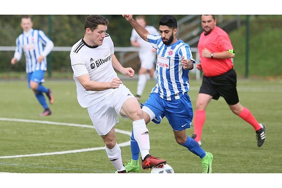 Die Punkte sollen am Hessenhaus bleiben: Bingens Thomas Hofmann (links), hier im Spiel gegen Mommenheim, möchte mit der Hassia gegen Türkgücü den Heimvorteil nutzen. Foto: Edgar Daudistel Die Punkte sollen am Hessenhaus bleiben: Bingens Thomas Hofmann (links), hier im Spiel gegen Mommenheim, möchte mit der Hassia gegen Türkgücü den Heimvorteil nutzen. Foto: Edgar Daudistel
