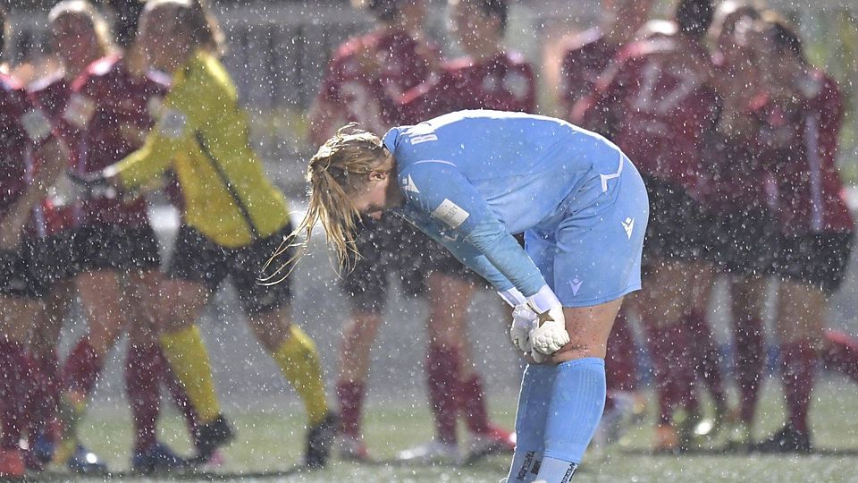 Die einen feiern, die anderen trauern: Arminias Torhüterin Lisa Venrath (vorn) nach dem Gegentor zum 1:4.