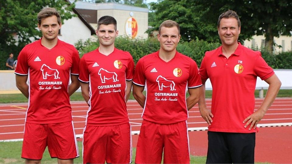TSV-Coach Michael Selbitschka (rechts) mit den drei Neuzugängen Niels Wagensonner, Markus Luginger und Marco Grüneis.