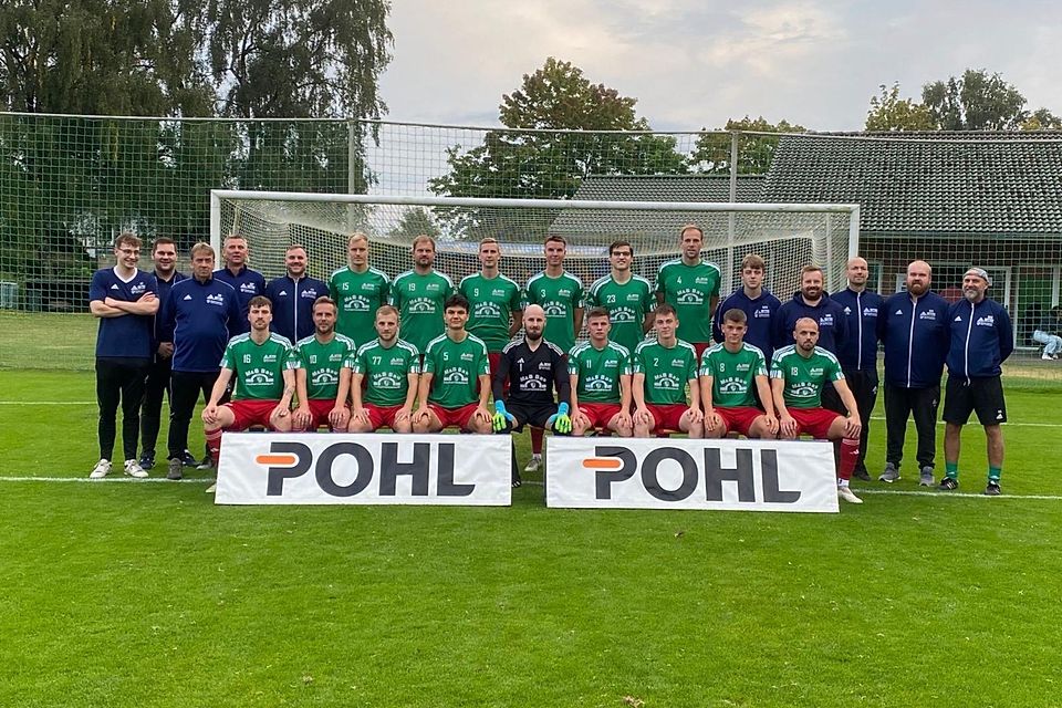 So sehen Sieger aus – Der MTSV Hohenwestedt II feiert den Aufstieg in die Kreisliga.
