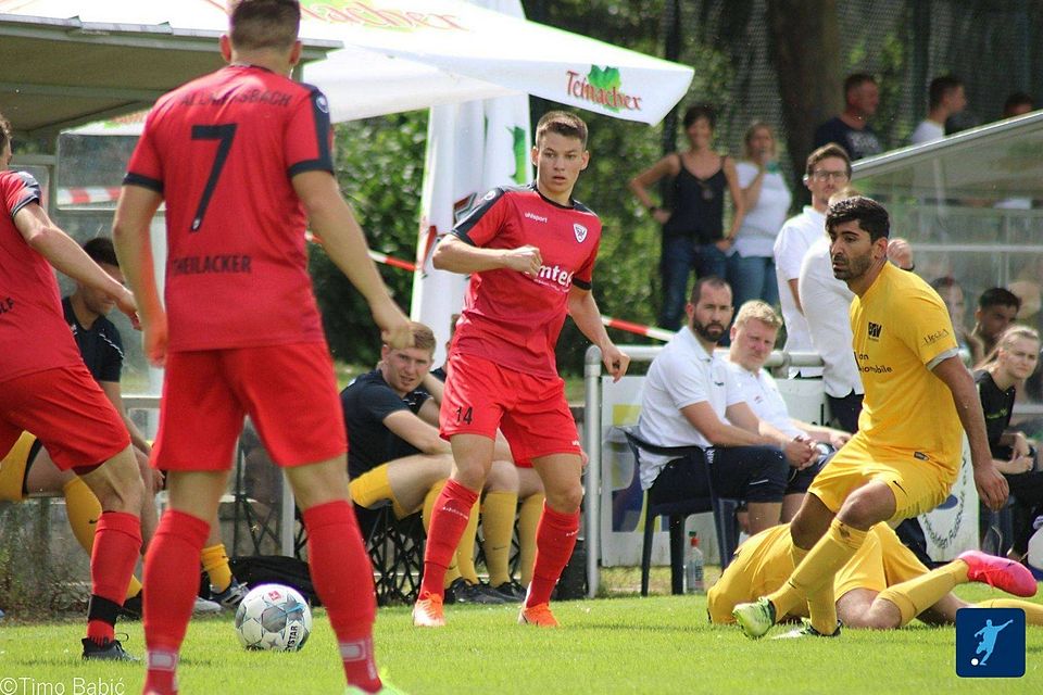 Der SV Allmersbach (rote Trikots) testet gegen Bezirksligist TSV Nellmersbach. 