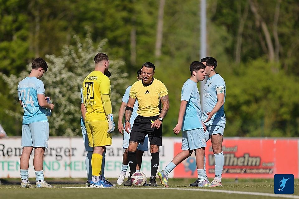 Der SV Zeilsheim II hat sein Kreisoberliga-Spiel gegen die SG Oberliederbach kurzfristig abgesagt und damit für Unmut beim SV Kriftel gesorgt, die dem Verein Wettberwerbsverzerrung vorwerfen. Der SV Zeilsheim II hat sein Kreisoberliga-Spiel gegen die SG Oberliederbach kurzfristig abgesagt und damit für Unmut beim SV Kriftel gesorgt, die dem Verein Wettberwerbsverzerrung vorwerfen.