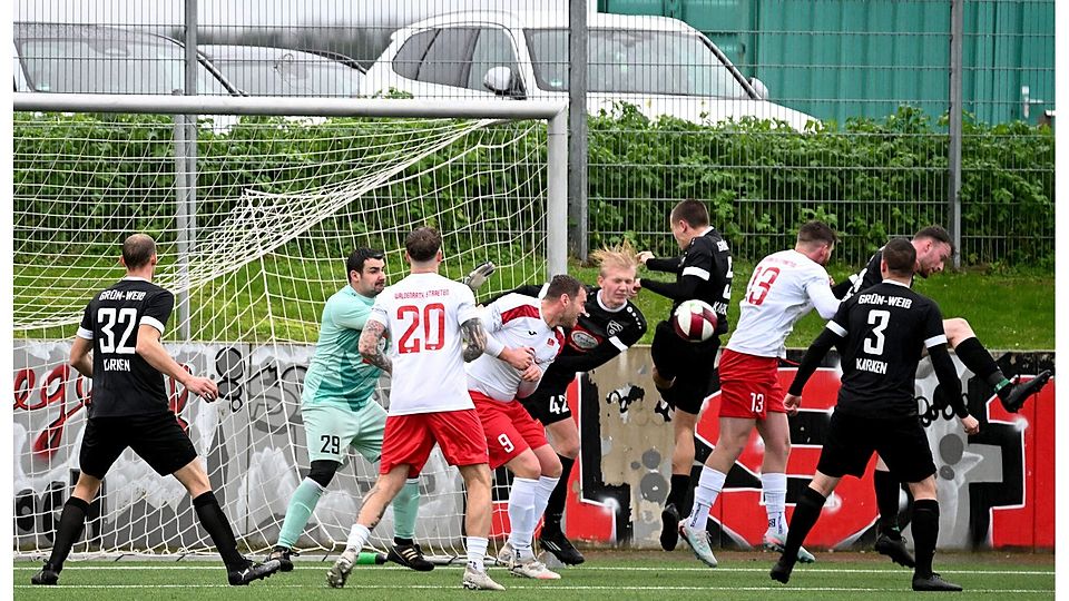 Waldenrath/Straeten (in Weiß, auf unserem Foto im Duell gegen Karken) trifft am Wochenende auf Scherpenseel-Grotenrath.